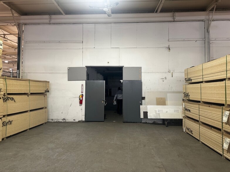 More Photos Of 395 Westbury Blvd, Hempstead Warehouse For Lease