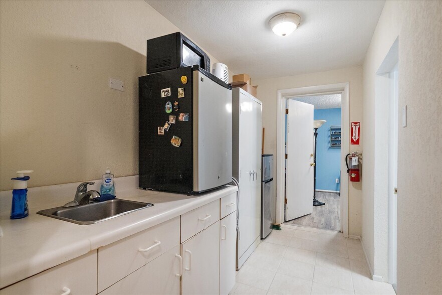 More Photos Of 3932 Swift Rd, Sarasota Office For Sale