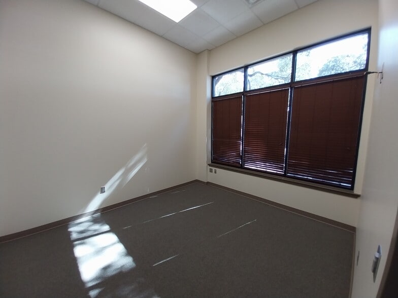 More Photos Of 300 E New Hope Rd, Cedar Park Light Manufacturing For Lease