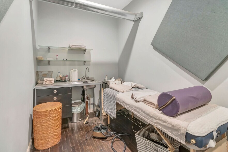 More Photos Of 6091-6095 Montgomery Rd, Cincinnati Storefront Retail Office For Lease