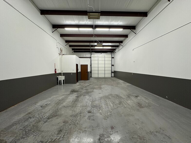 More Photos Of 1904 W Iola St, Broken Arrow Warehouse For Lease
