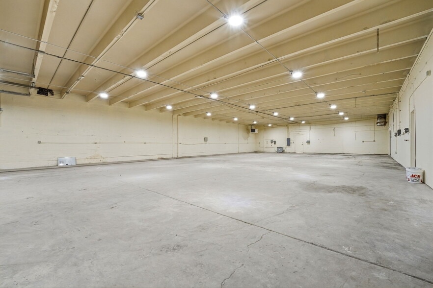 More Photos Of 2513-2515 E Willamette Ave, Colorado Springs Manufacturing For Lease