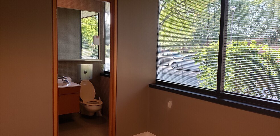 More Photos Of 1425 N McLean Blvd, Elgin Medical For Sale