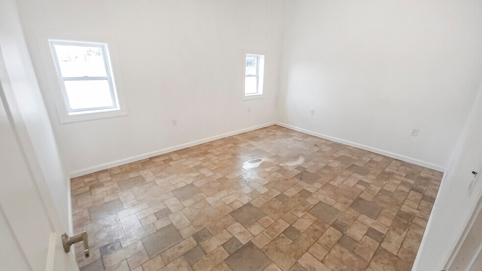 More Photos Of 605 Railroad St, Dupo Warehouse For Lease