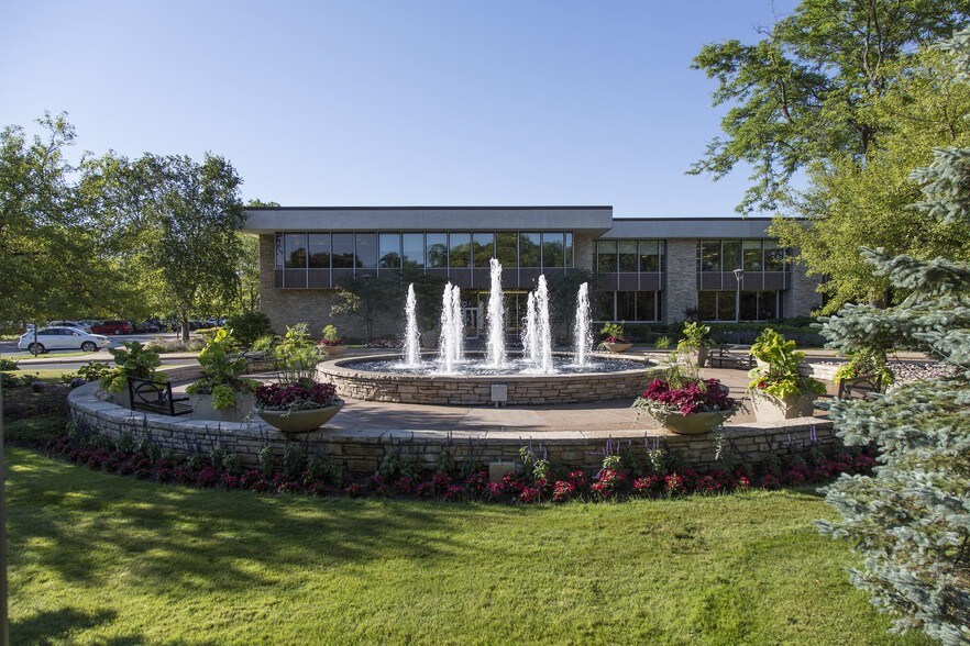 More Photos Of 2401 S Memorial Dr, Appleton Office For Lease