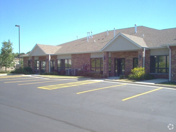 More Photos Of 820 E Terra Cotta Ave, Crystal Lake Office For Sale