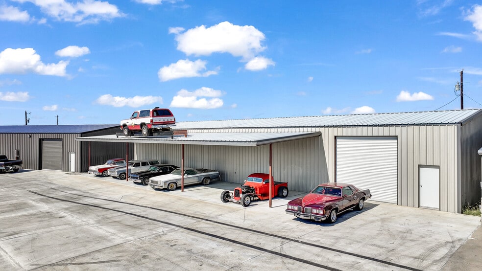 More Photos Of 5989 N FM 51, Weatherford Showroom For Sale