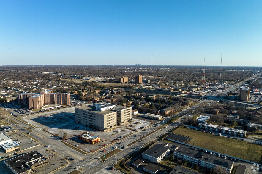 More Photos Of 25900 Greenfield Rd, Oak Park Office For Lease