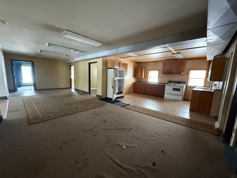 More Photos Of 358 S Oak St, Lone Rock Office For Sale