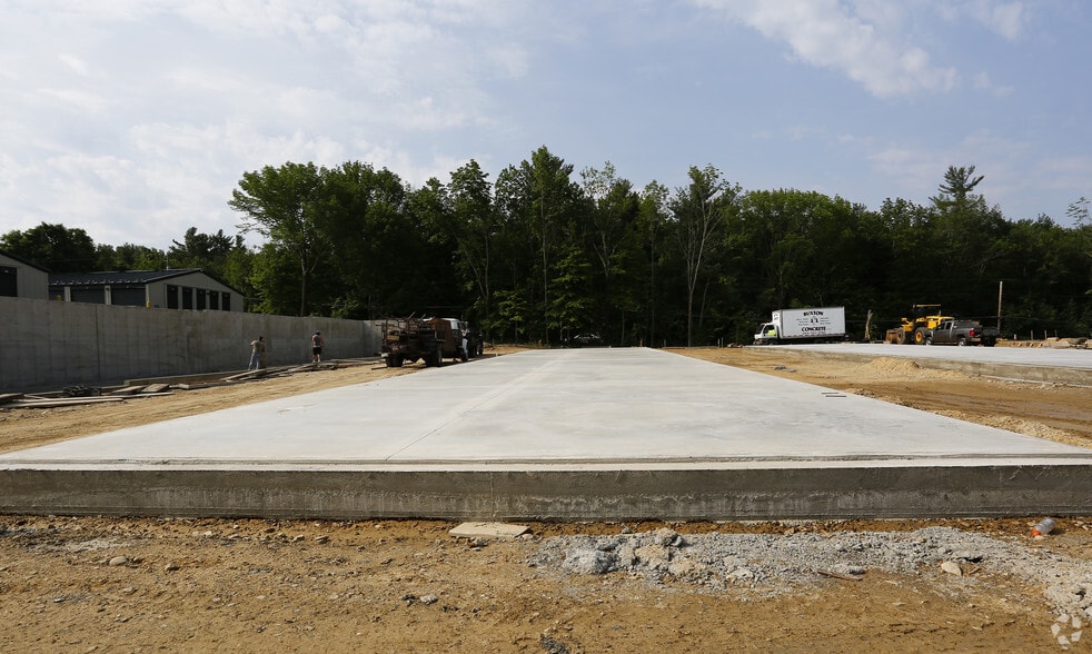 More Photos Of 230 Rockingham Rd, Derry Self Storage For Lease