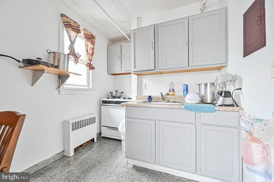 More Photos Of 13 N East Blvd, Vineland Flex For Sale