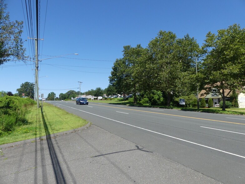 More Photos Of 275-279 W Main St, Avon General Retail For Lease