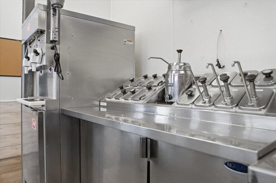 More Photos Of 309 US-6 Hwy, Oakland Fast Food For Sale