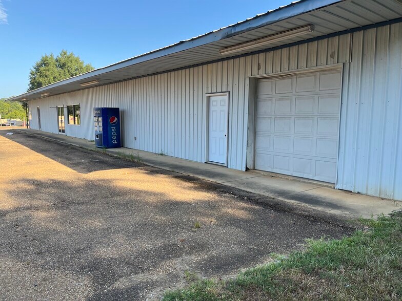More Photos Of 903 S Locust St, Mccomb Freestanding For Sale
