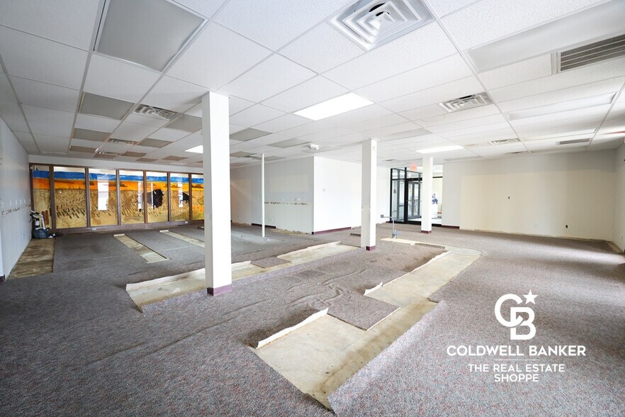 More Photos Of 911 N Main St, Garden City Office For Sale