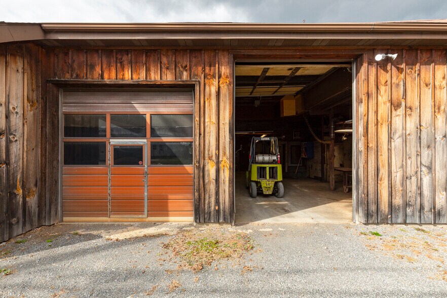 Primary Photo Of 6099 NY-82, Stanfordville Auto Repair For Sale