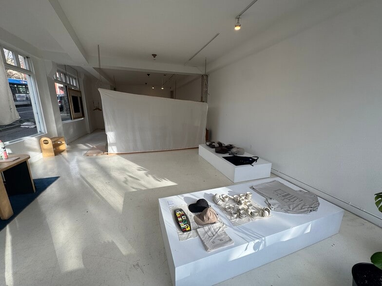 More Photos Of 1000-1010 E Burnside St, Portland Storefront For Sale