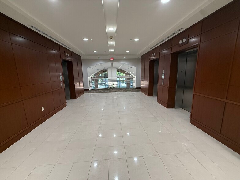 More Photos Of 1560 Sawgrass Corporate Pkwy, Sunrise Office For Lease