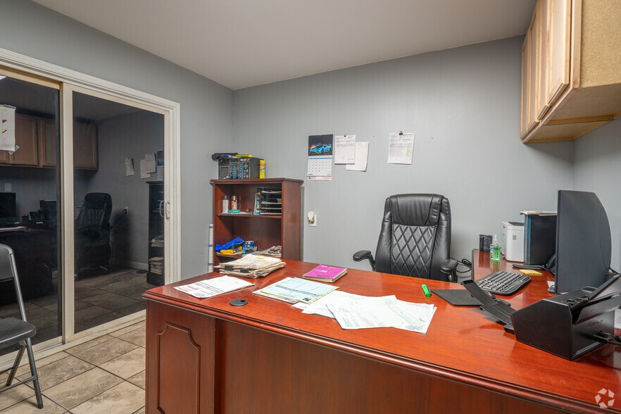 More Photos Of 909 Marcella St, Houston Warehouse For Sale