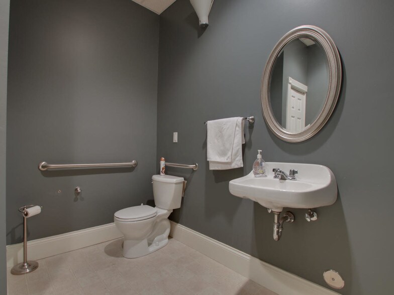 More Photos Of 130 N 5th St, Quincy Storefront Retail Residential For Lease