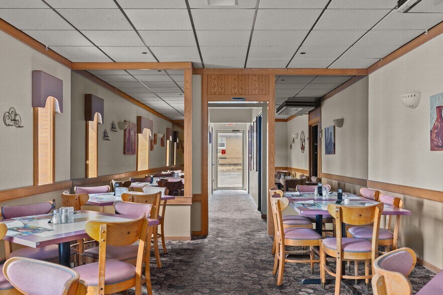 More Photos Of 1101 W North Ave, Little Chute Restaurant For Lease