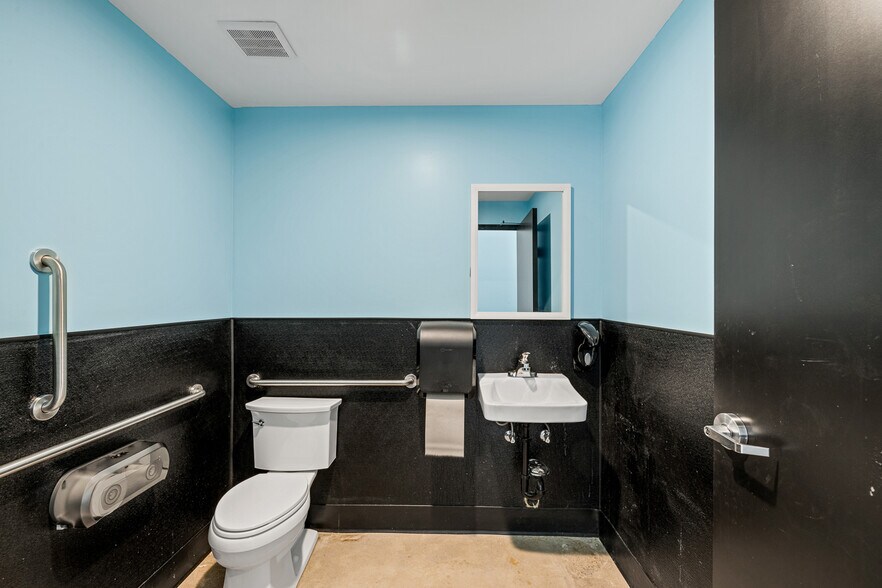 More Photos Of 16 W Pacific Ave, Henderson Storefront Retail Office For Lease