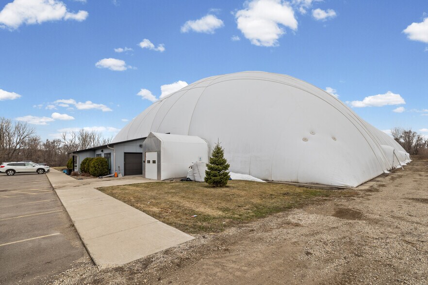 More Photos Of 901 Cannon Rd S, Dundas Sports And Entertainment For Sale