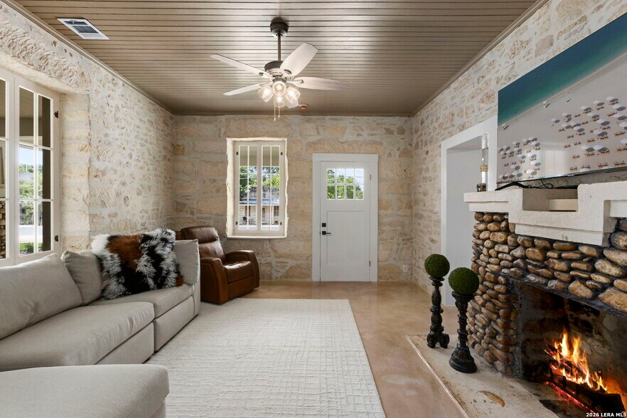 More Photos Of 824 High St, Comfort Flex For Sale