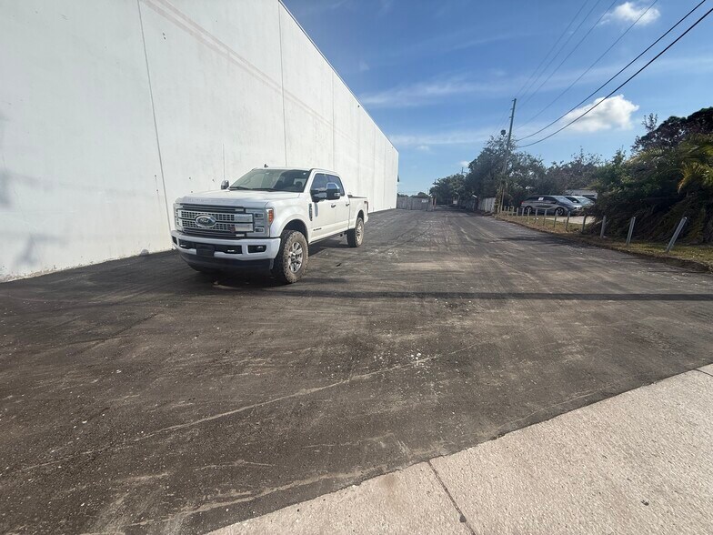 More Photos Of 13755 U.S. Highway 19 N, Clearwater Warehouse For Lease