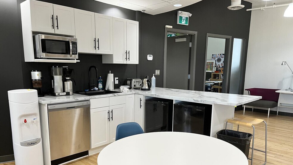 More Photos Of 211 Bannatyne Av, Winnipeg Office For Lease