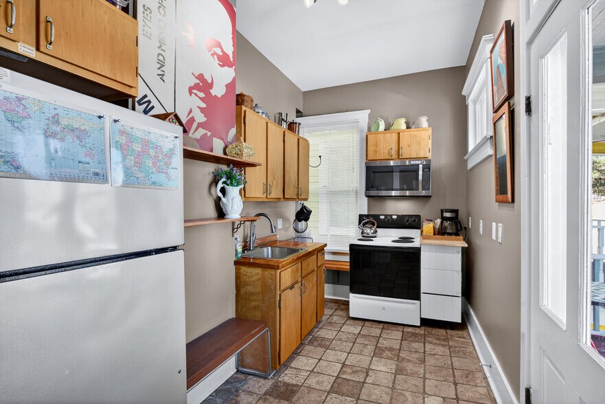 More Photos Of 11 E 41st St, Savannah Storefront Retail Residential For Sale