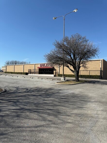 More Photos Of 3910 W Camp Wisdom Rd, Dallas Storefront For Sale