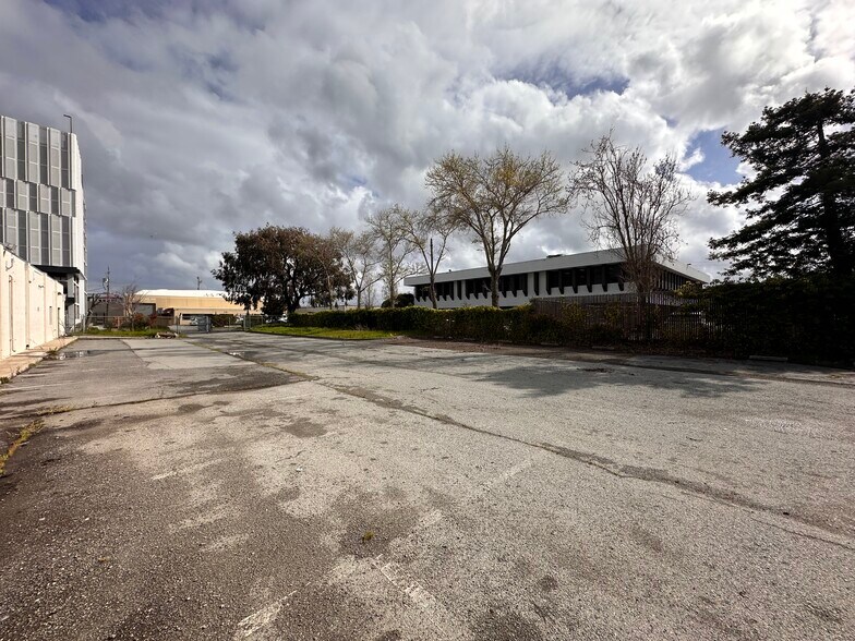 More Photos Of 820 Malcolm Rd, Burlingame Warehouse For Lease