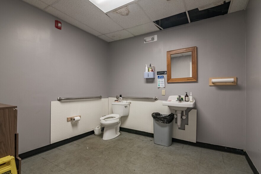 More Photos Of 167-169 Shaker Rd, East Longmeadow Veterinarian Kennel For Lease