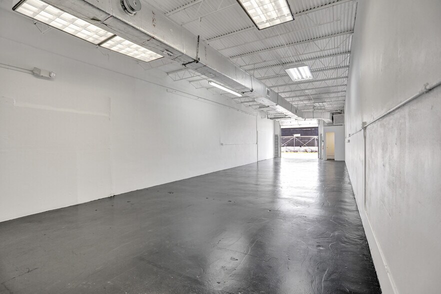 More Photos Of 3930-3948 NE 5th Ave, Oakland Park Warehouse For Lease