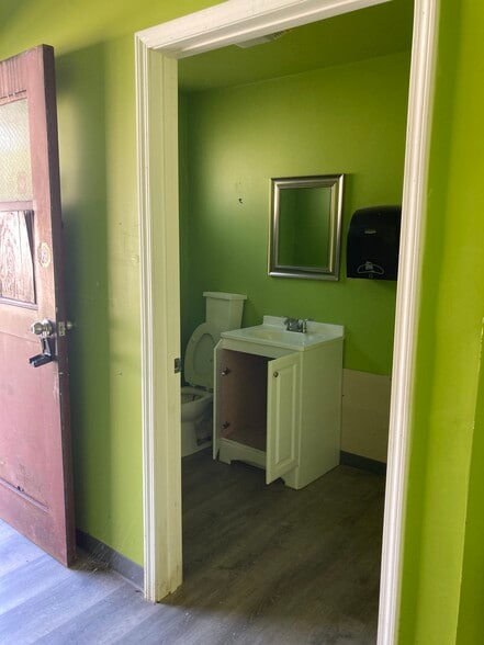 More Photos Of 8515-8519 Manchester Rd, Saint Louis General Retail For Lease