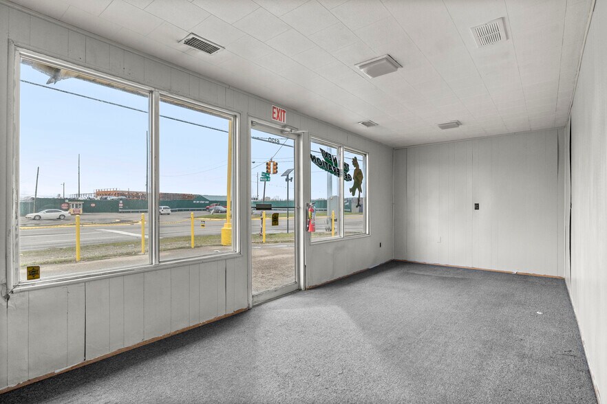 More Photos Of 6120 N Dort Hwy, Flint Service For Lease