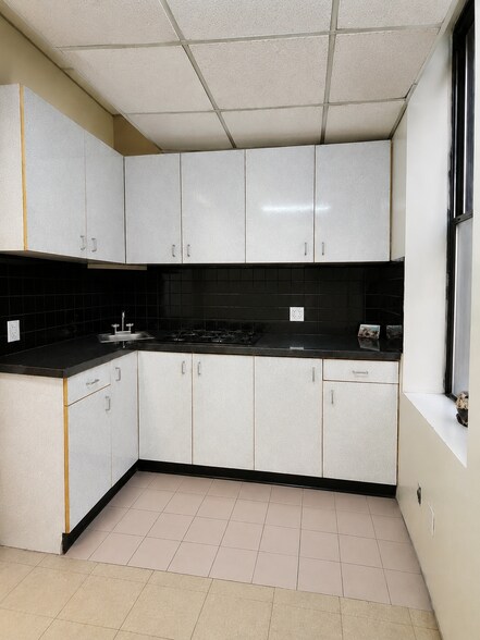 More Photos Of 437 Park Ave S, New York Storefront Retail Residential For Lease