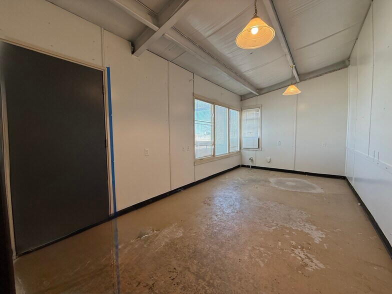 More Photos Of 6549 Interstate 35, Valley View Unknown For Lease