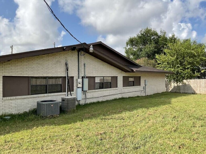 More Photos Of 208 E York St, Ganado Office For Sale