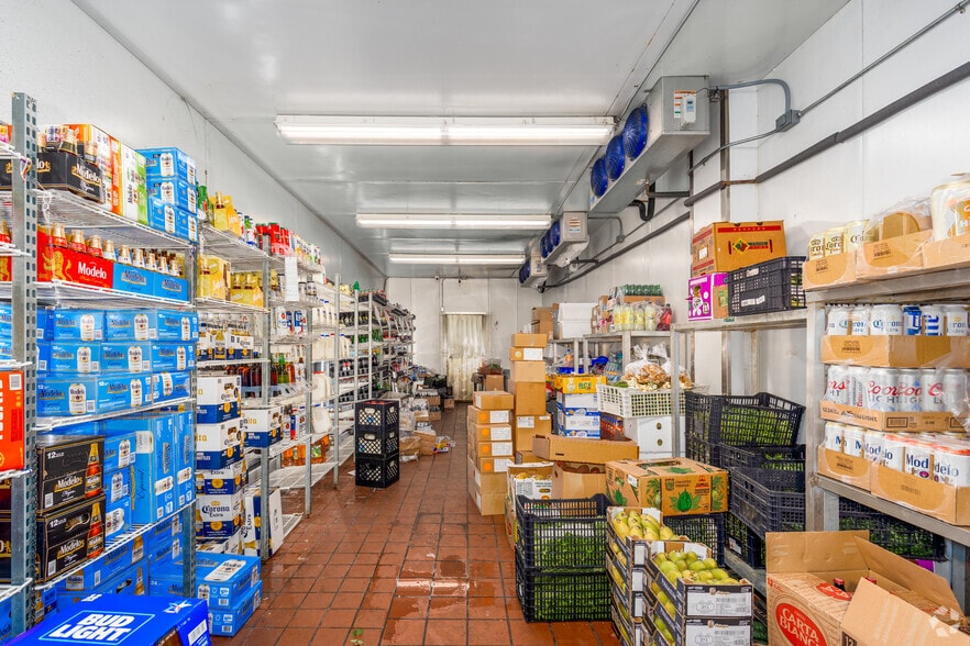 More Photos Of 2420 N Fitzhugh Ave, Dallas Supermarket For Lease