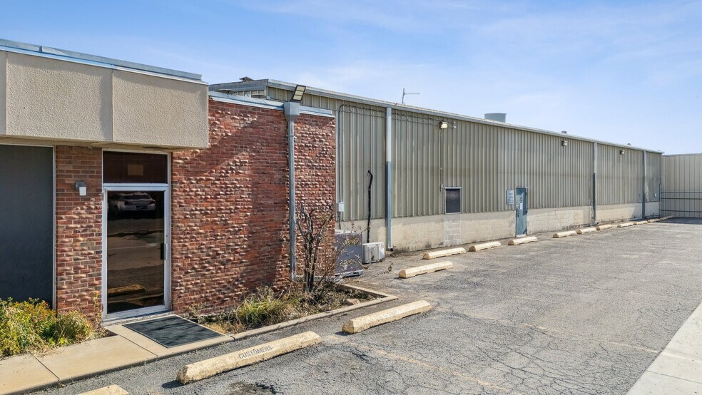 More Photos Of 8118 E 44th St, Tulsa Warehouse For Lease