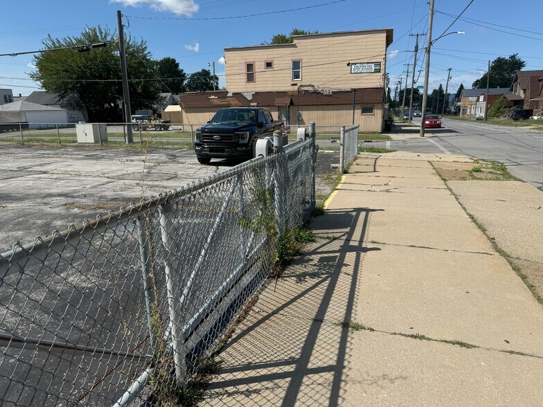 More Photos Of 2020 Starr Ave, Toledo Medical For Lease