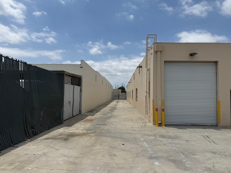 More Photos Of 19761 Bahama St, Northridge Warehouse For Lease
