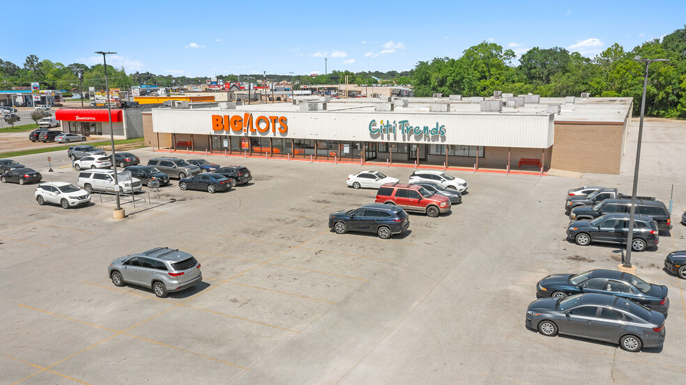 Primary Photo Of 809 S Timberland Dr, Lufkin Supermarket For Lease