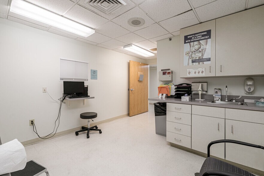 More Photos Of 4331 Churchman Ave, Louisville Medical For Sale