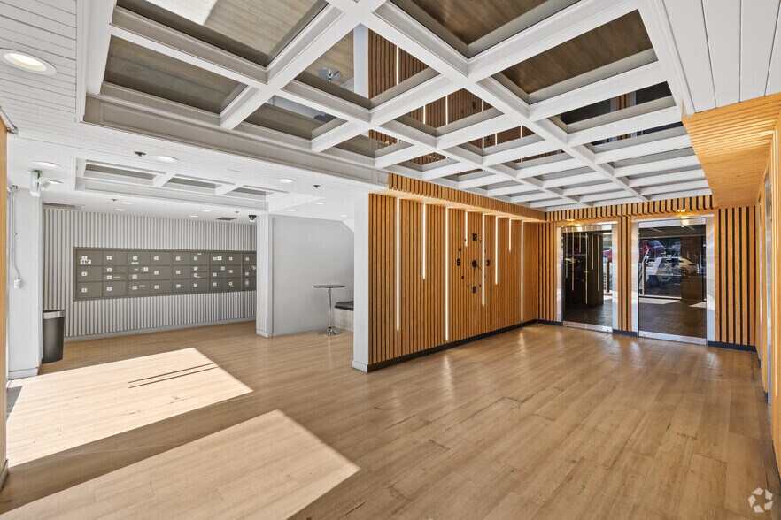 More Photos Of 22801 Ventura Blvd, Woodland Hills Office For Lease