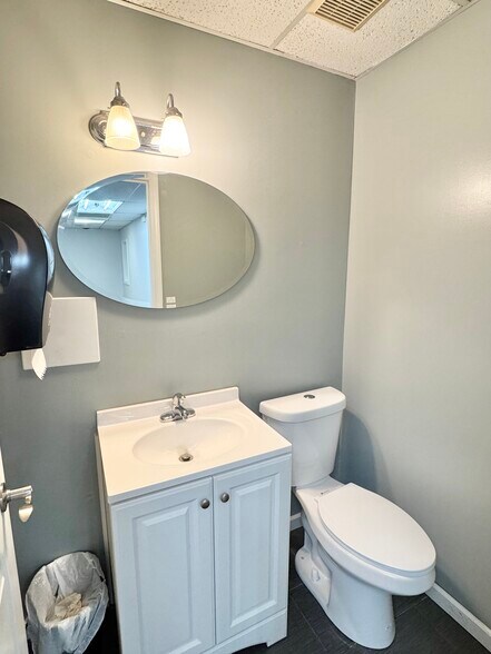 More Photos Of 625 Barksdale Rd, Newark Medical For Lease