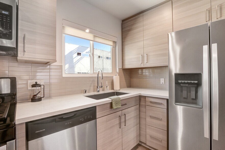 More Photos Of 700 S 6th St, Burbank Apartments For Sale