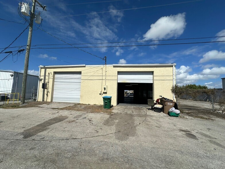 More Photos Of 1002 SE 9th St, Cape Coral Service For Lease